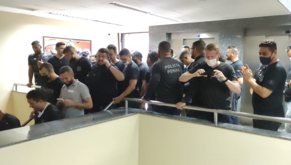 Policiais penais lotam corredores da Aleac em dia de votação